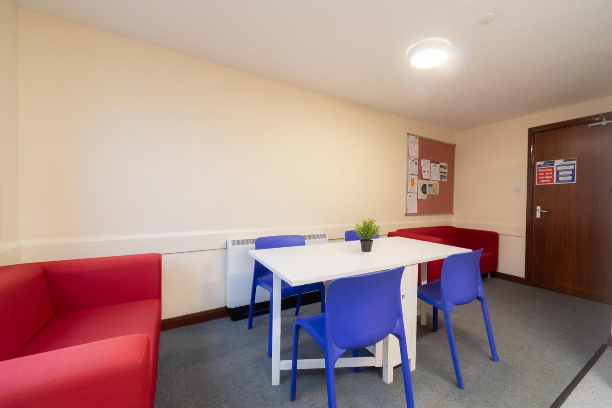 Appartamento Joivy Economy 4 And 5 Bed Flats, Close To Old Town And Royal Mile - Adults Only Edimburgo Esterno foto